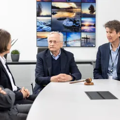 En gruppe mennesker som sitter rundt et bord