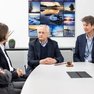 En gruppe mennesker som sitter rundt et bord