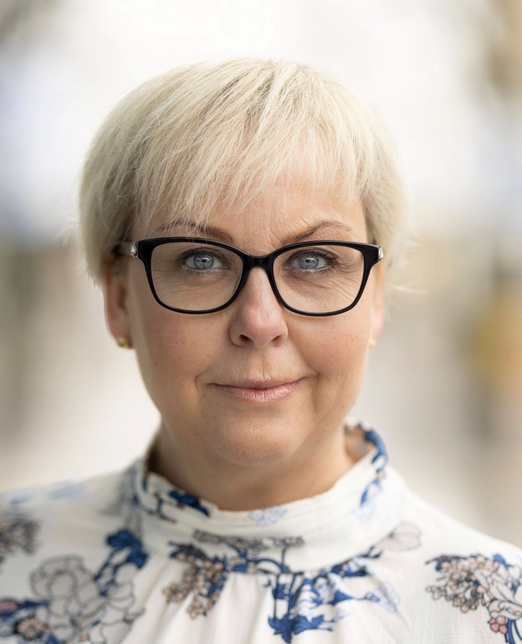 En person som bruker briller