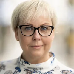 En person som bruker briller