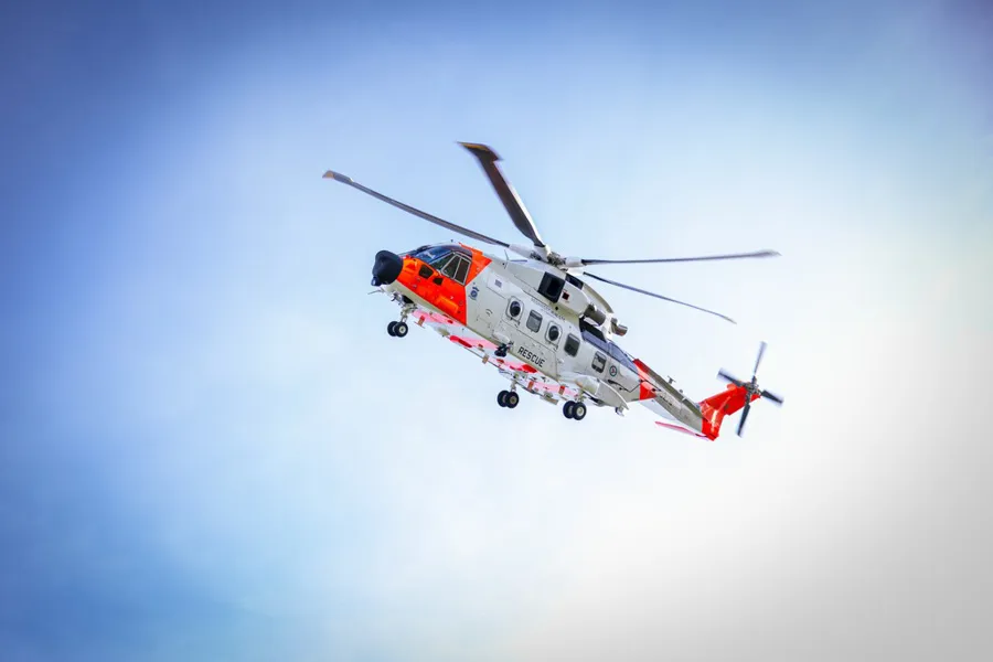 Et helikopter som flyr på himmelen