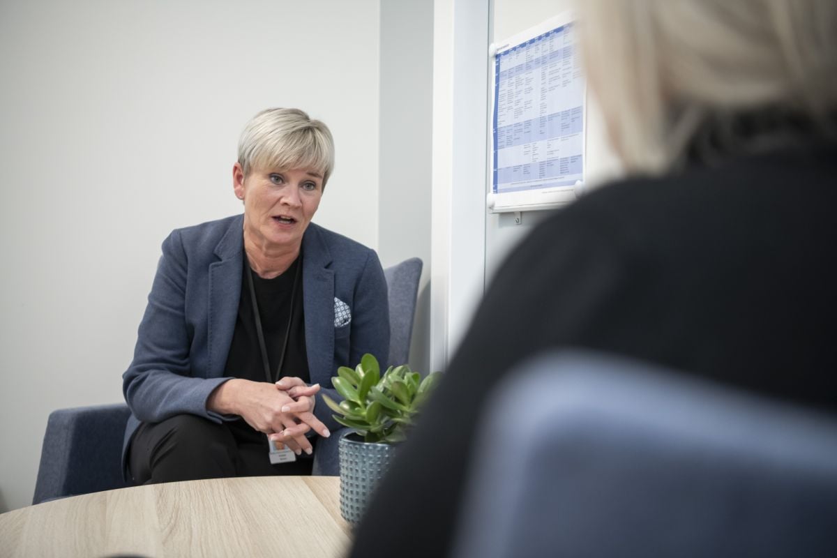 En person som sitter ved et bord