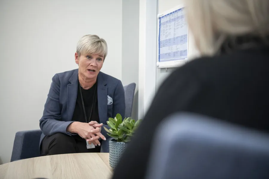 En person som sitter ved et bord