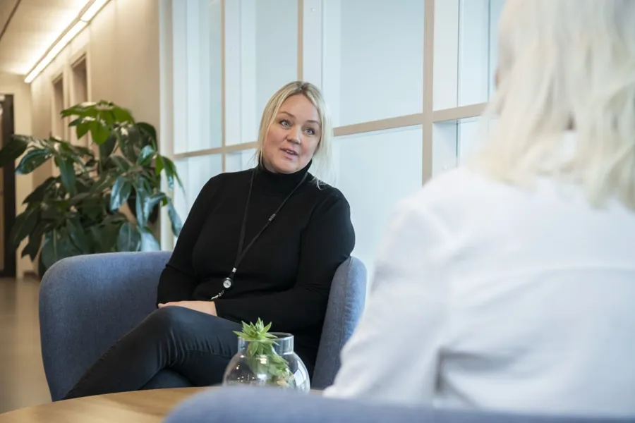 En kvinne som sitter i en sofa