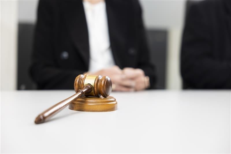 En person som sitter ved et bord med en klubbe