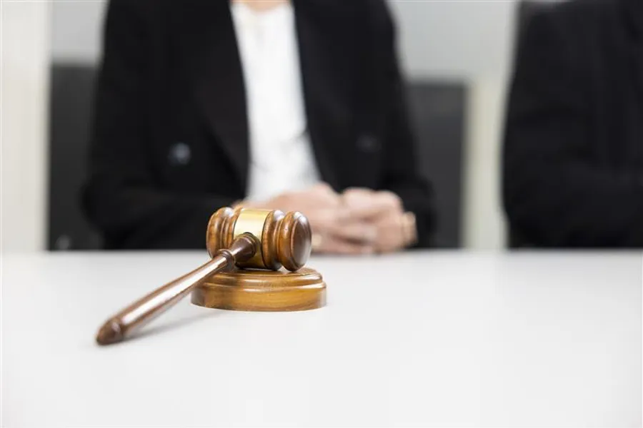 En person som sitter ved et bord med en klubbe