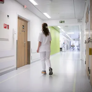 Sykepleier i korridor