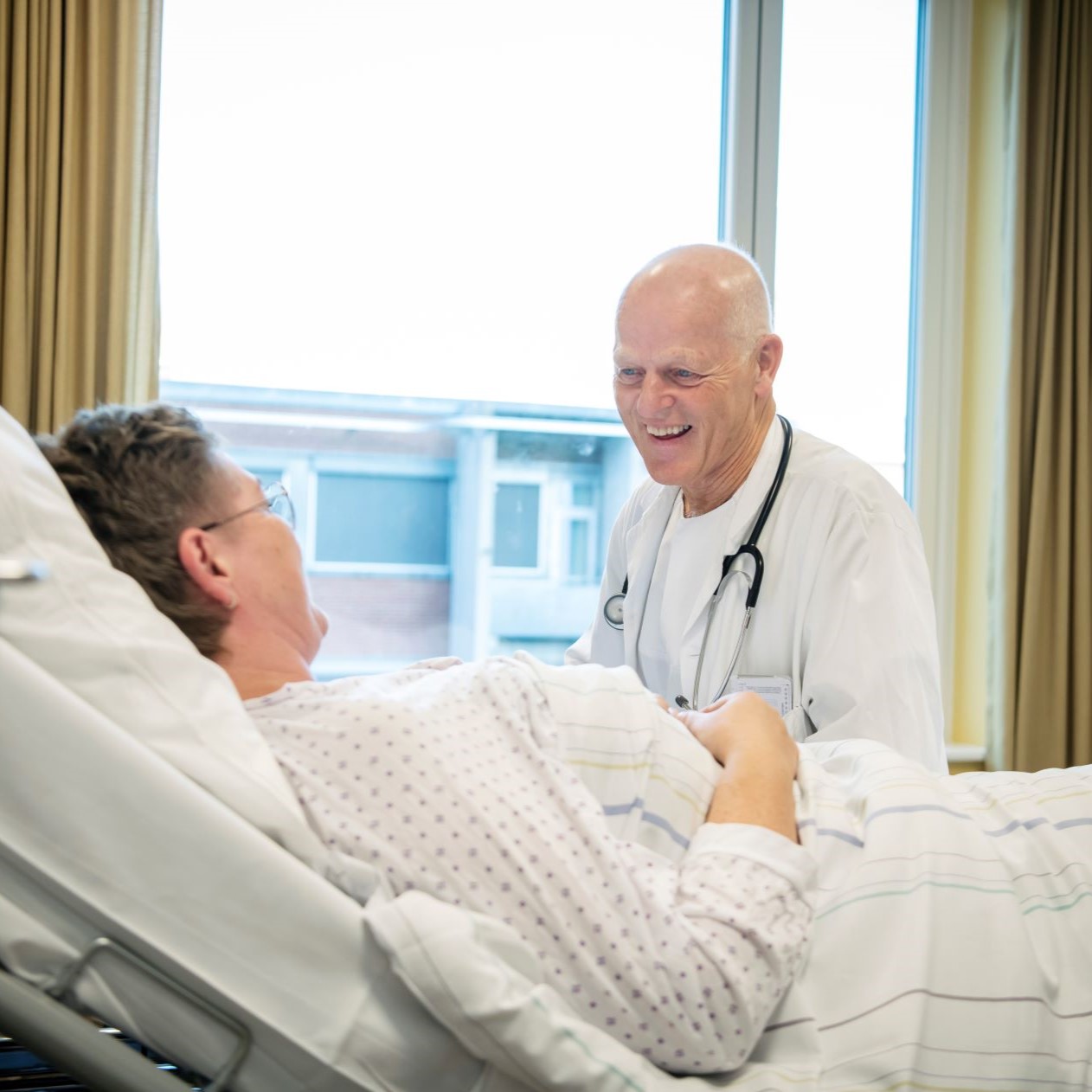 En lege som snakker med en pasient