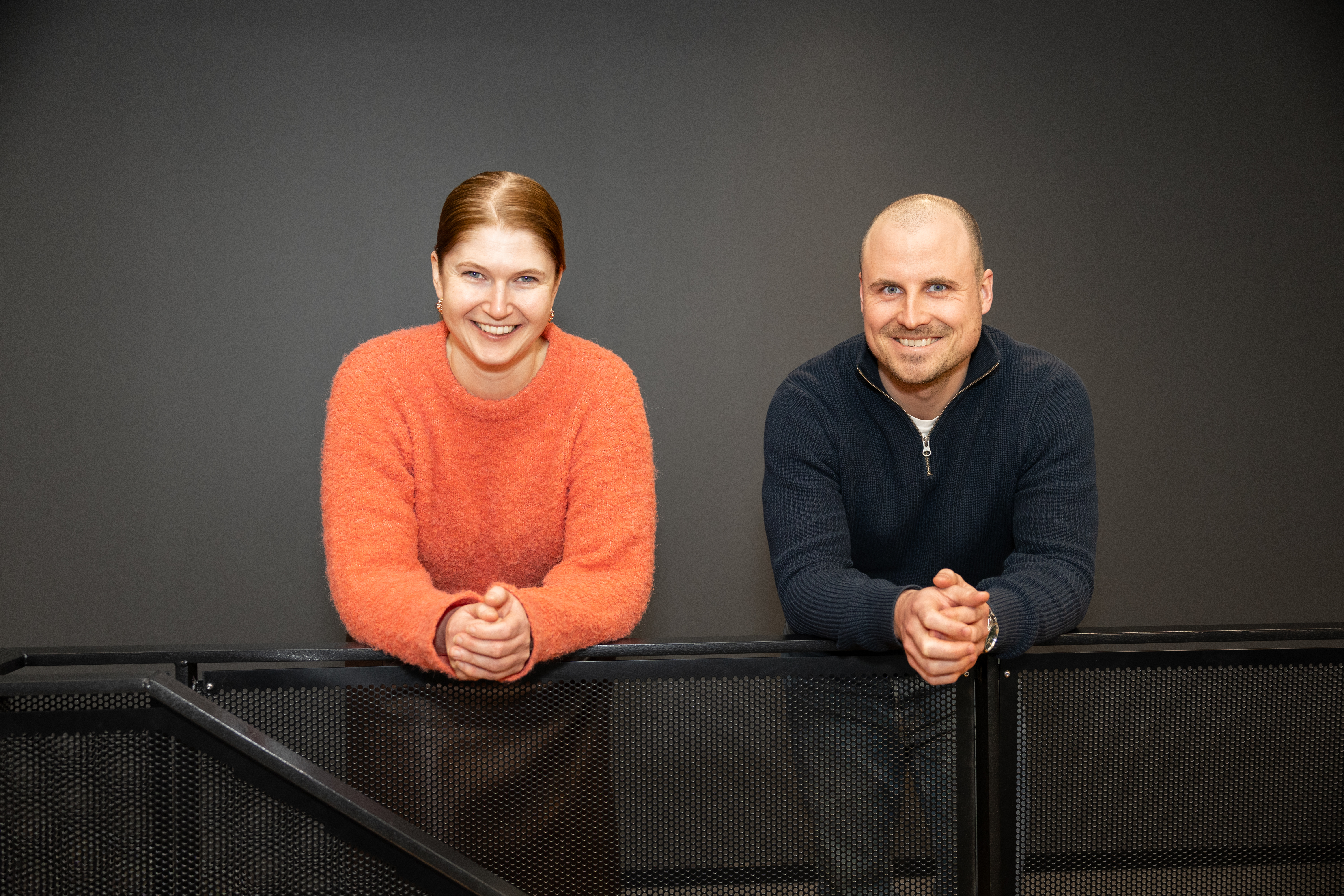 En kvinne og en mann som smiler