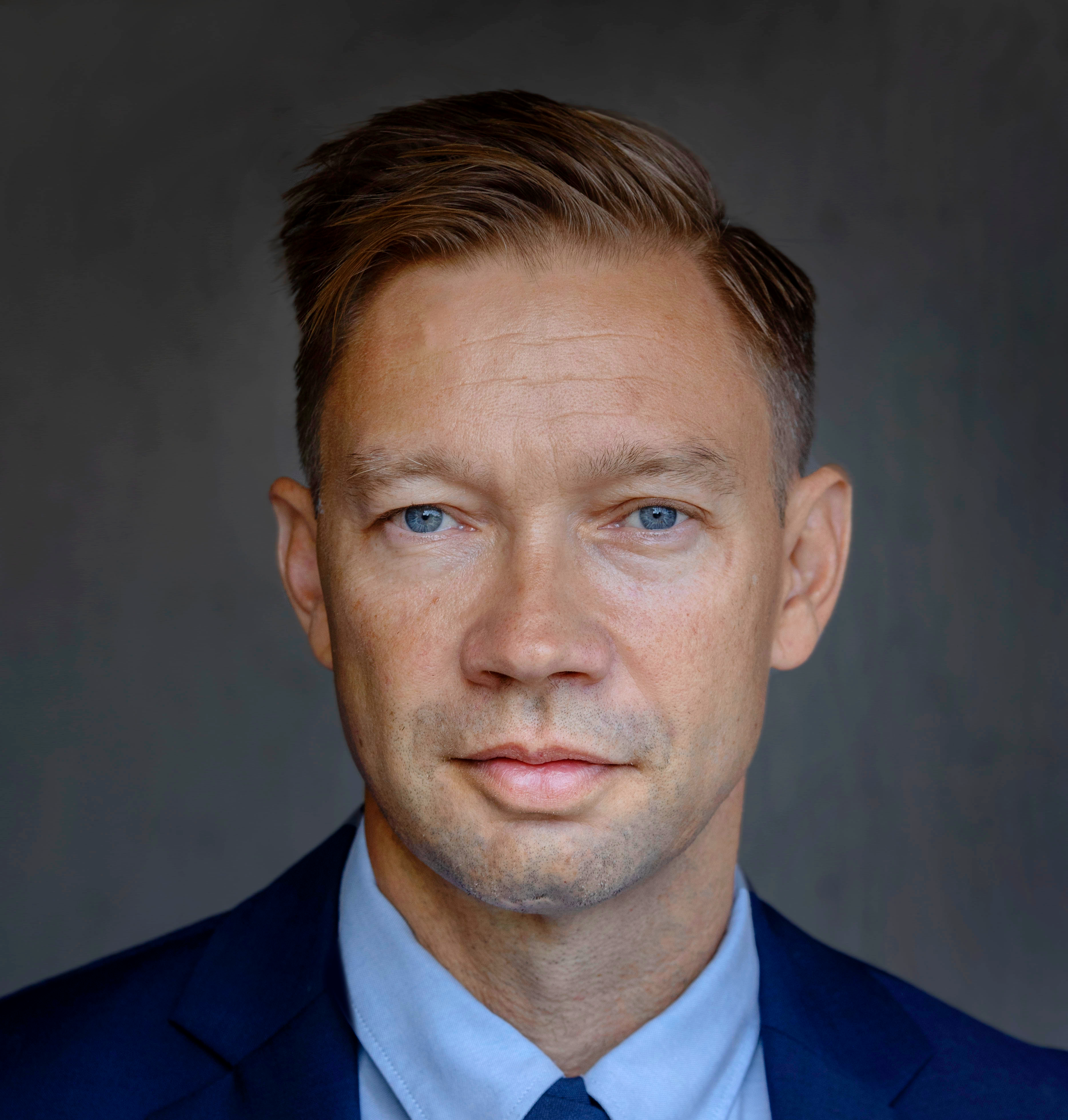 Profilbilde av mann med blå skjorte