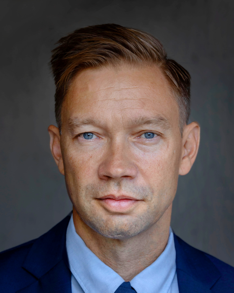 Profilbilde av mann med blå skjorte
