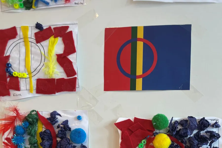 En gruppe fargerike objekter