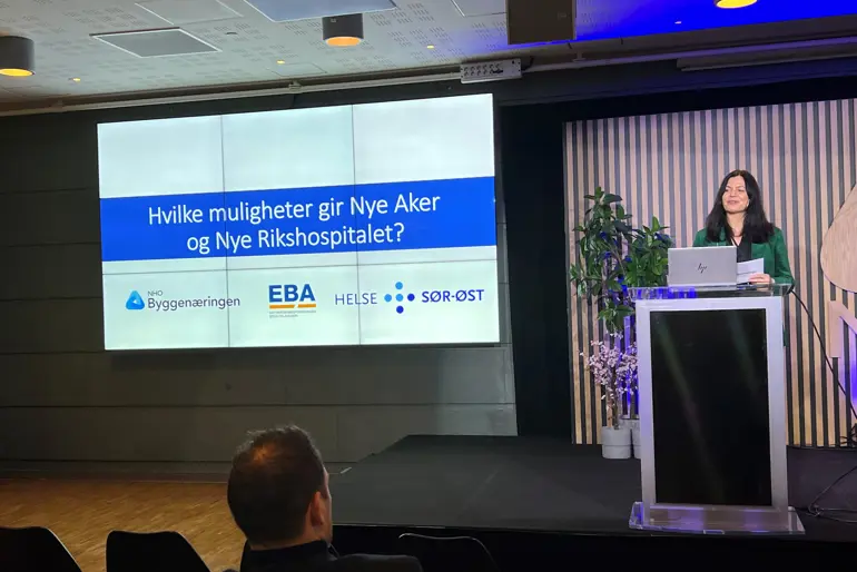 En mann som holder en presentasjon