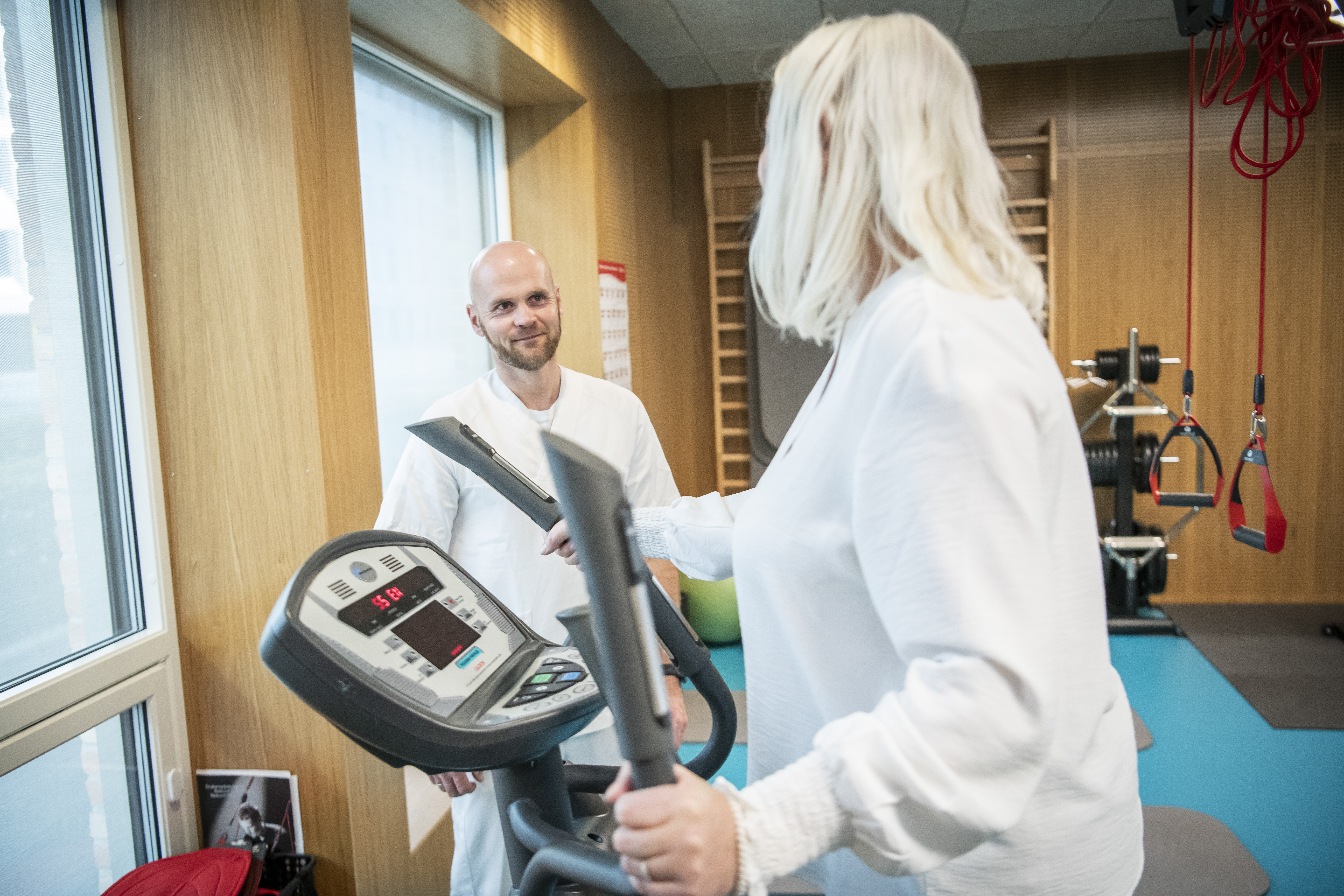 dame på sykkel med pleier som instruerer