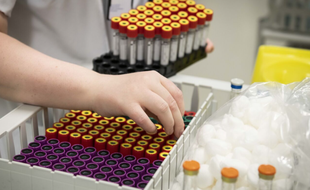 Hånd som sorterer prøvesvar