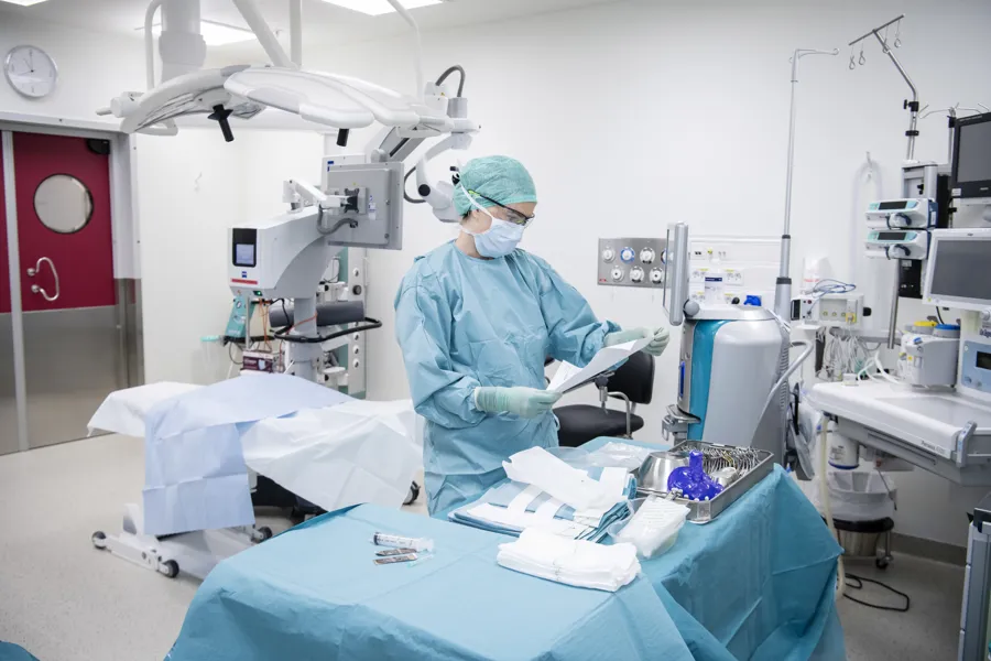 Operasjonssykepleier finner frem utstyr