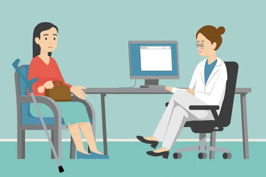 En mann og en kvinne sitter ved et bord med en datamaskin