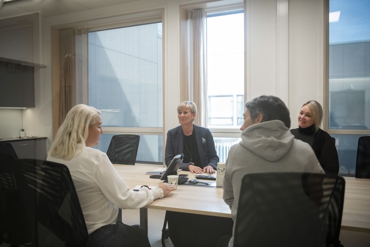 En gruppe mennesker som sitter rundt et bord