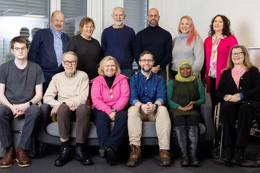 En gruppe mennesker som poserer for et bilde