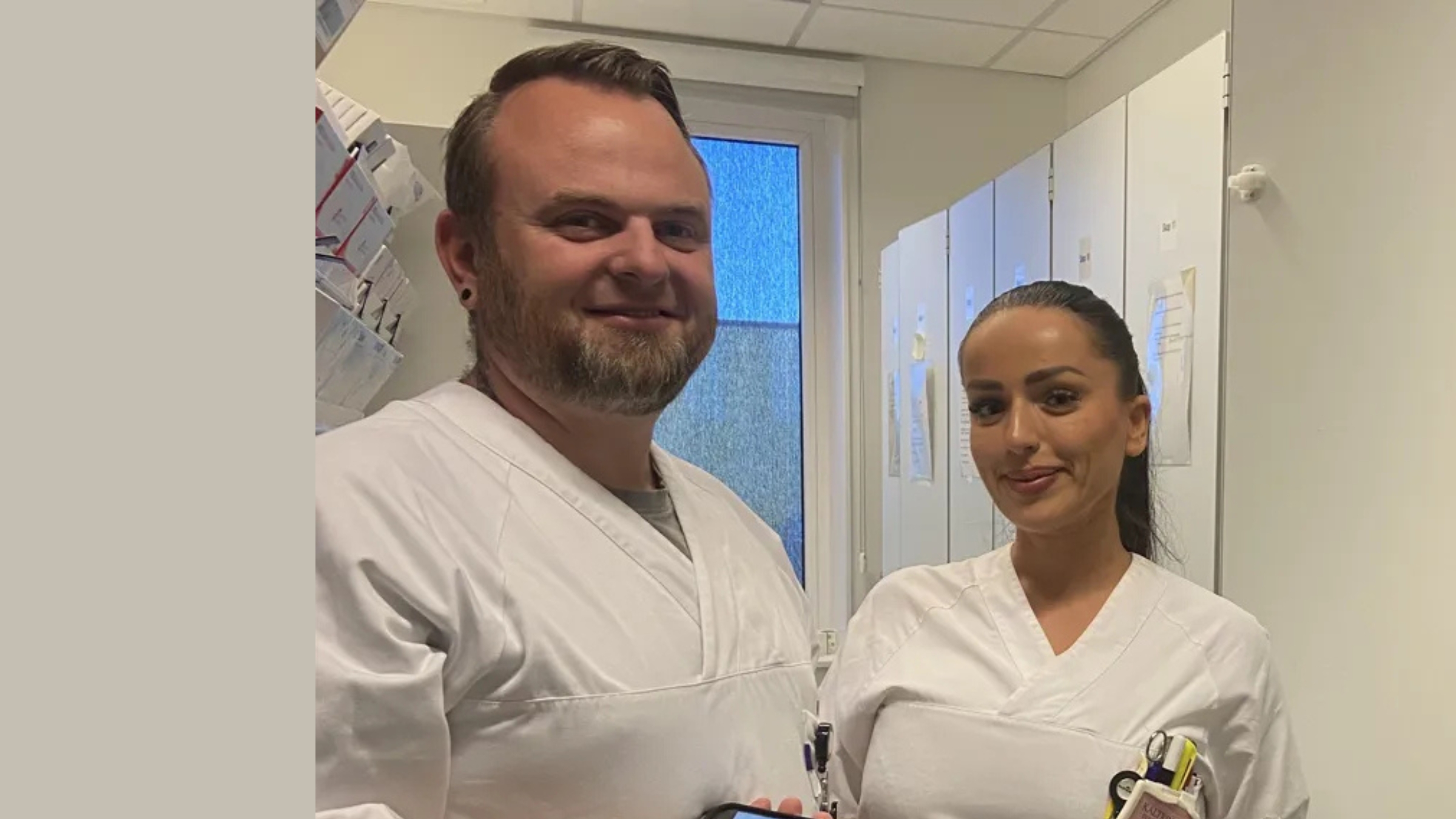 En mann og en kvinne i et rom