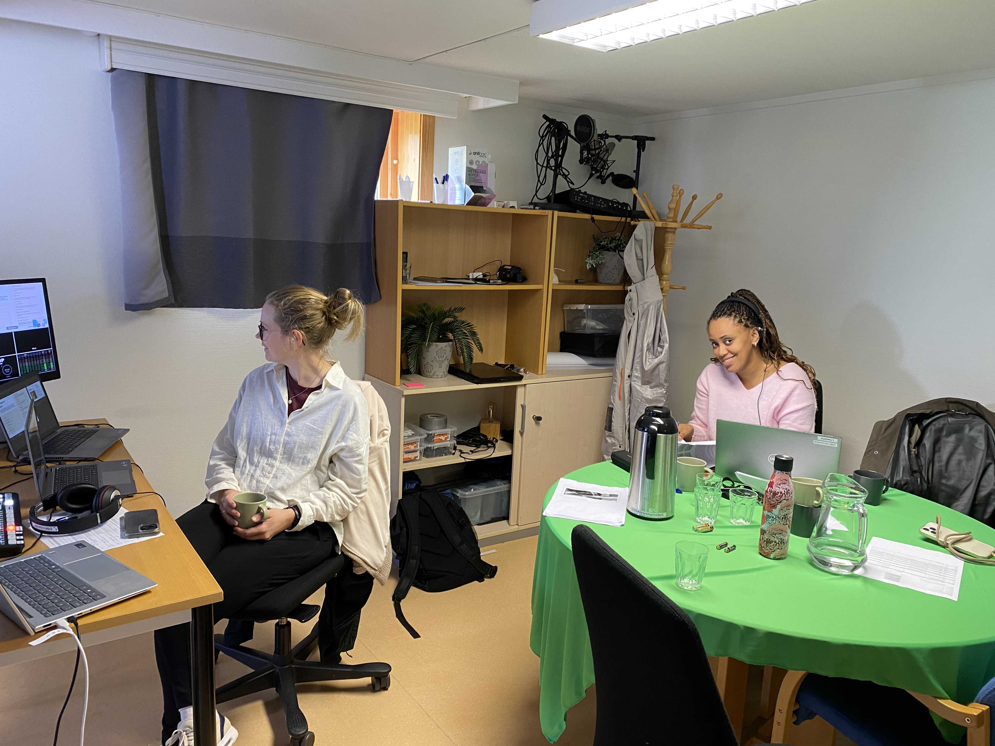 Kvinner som sitter ved et bord