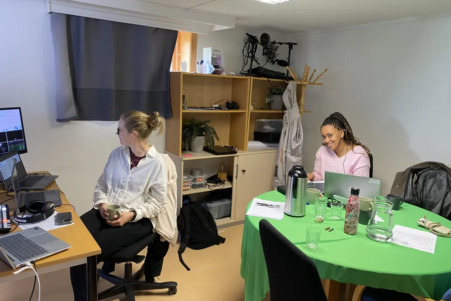 Kvinner som sitter ved et bord