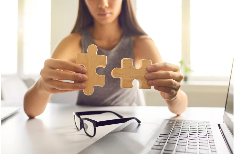 En kvinne som holder et trestykke