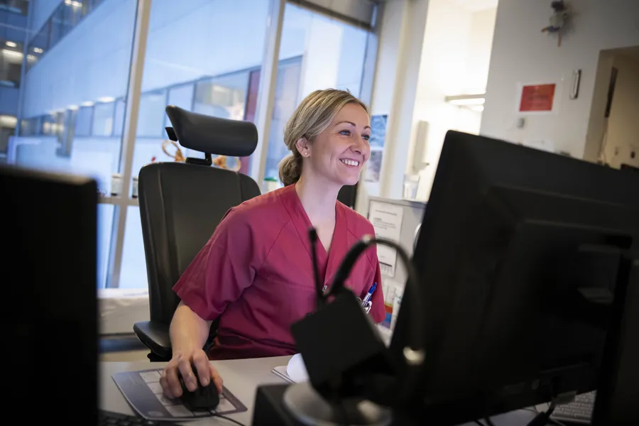 En dame som sitter ved et skrivebord