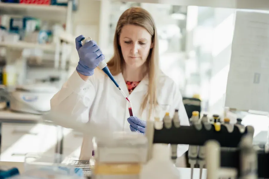 En person i laboratoriefrakk