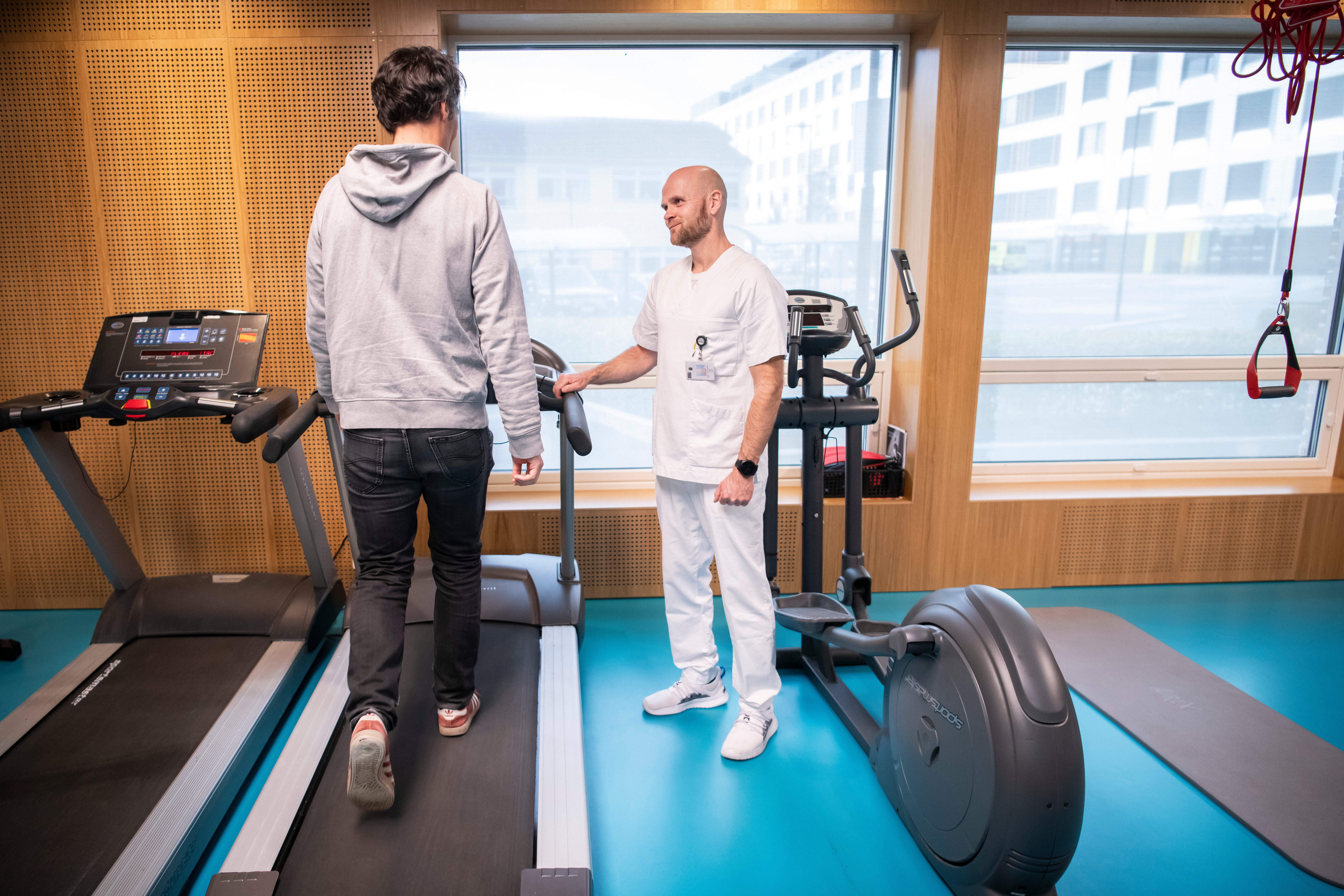 Rehabilitering på tredemølle, med fysioterapi