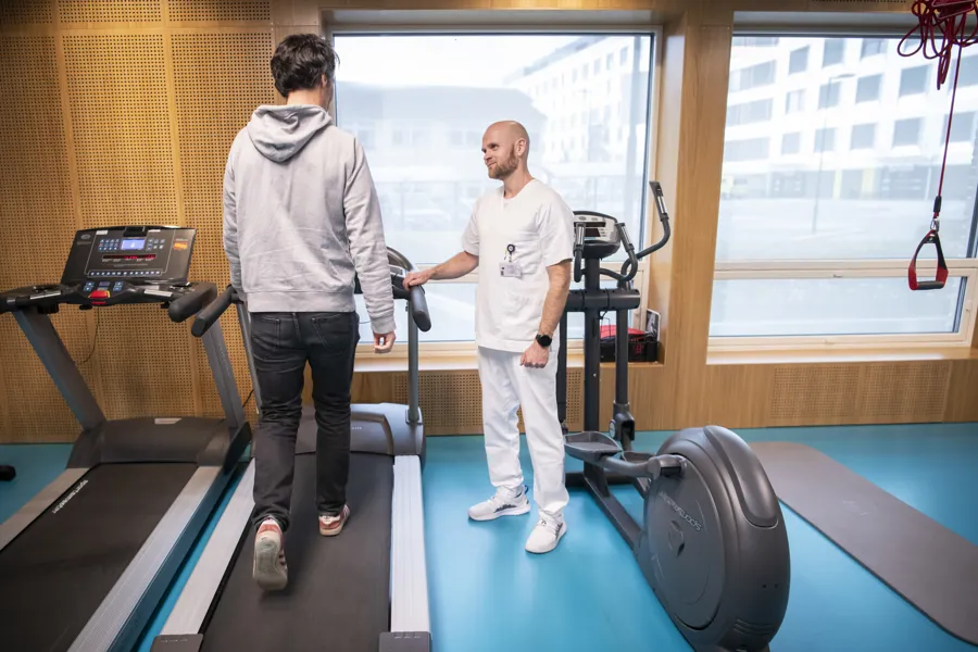 Rehabilitering på tredemølle, med fysioterapi