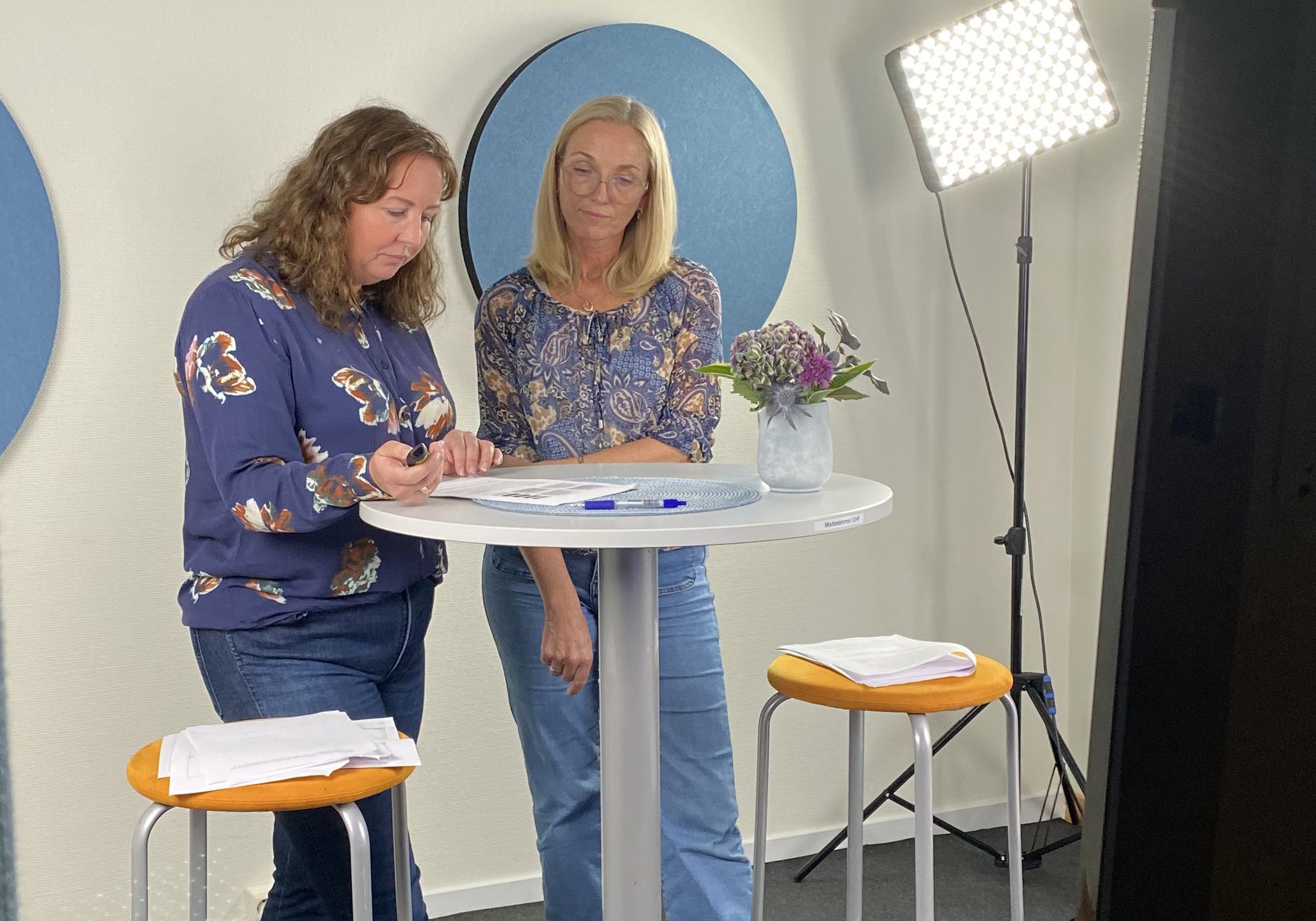 Et par kvinner i arbeidsklær