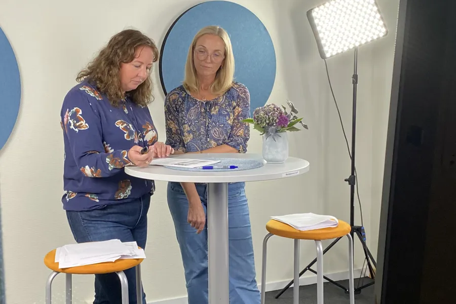 Et par kvinner i arbeidsklær