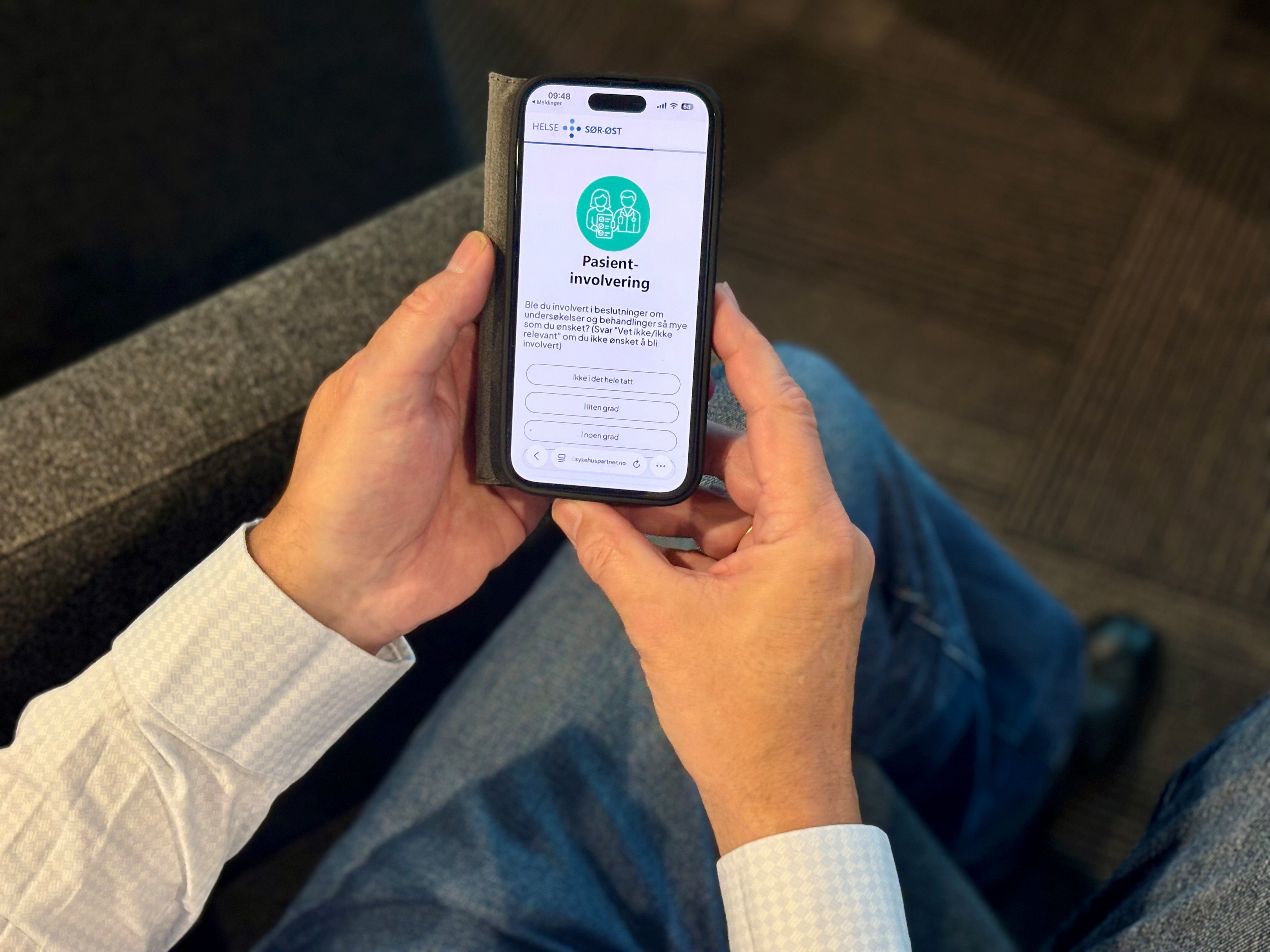 En person som holder en mobiltelefon