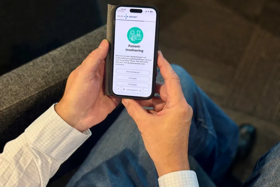 En person som holder en mobiltelefon