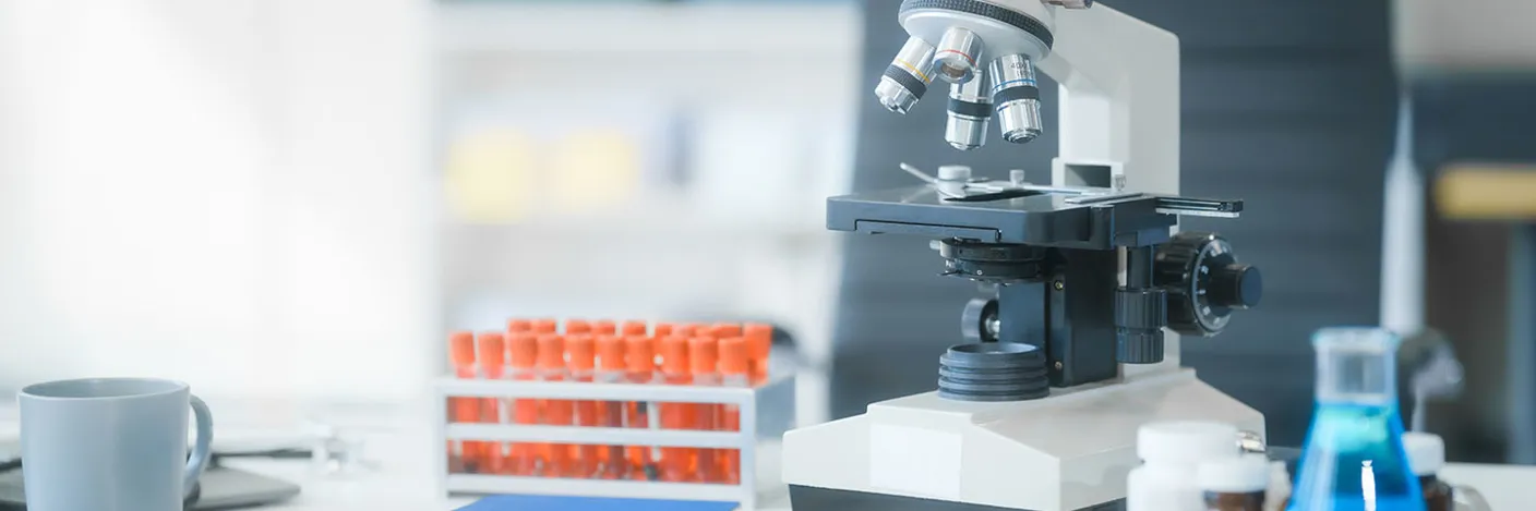 Et mikroskop på et bord