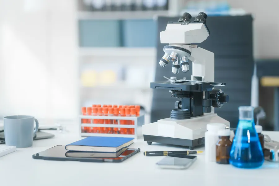 Et mikroskop på et bord