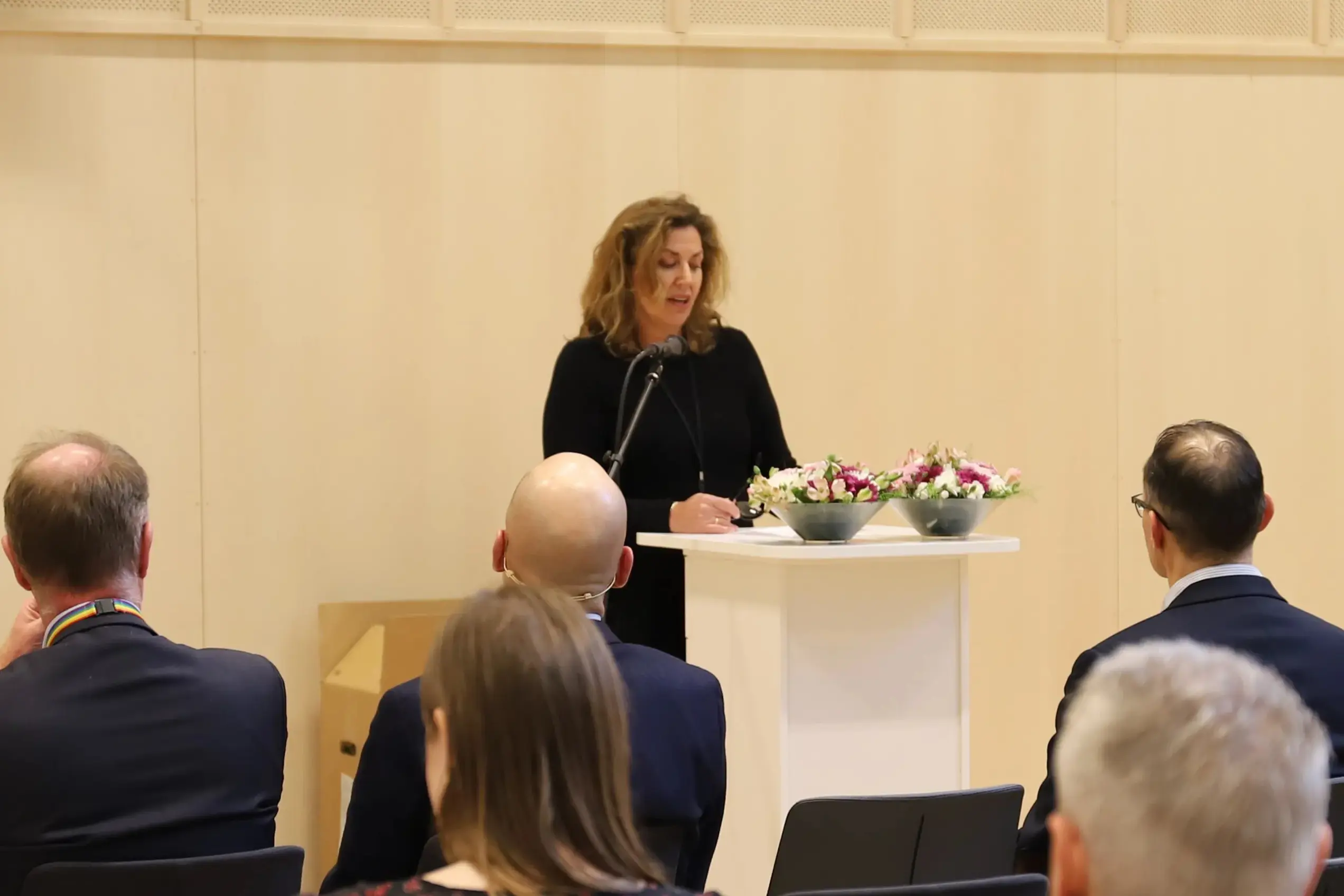 En person som står ved en talerstol