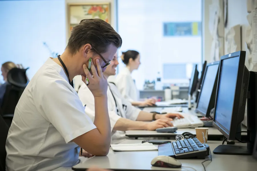 Lege sitter og jobber foran pc