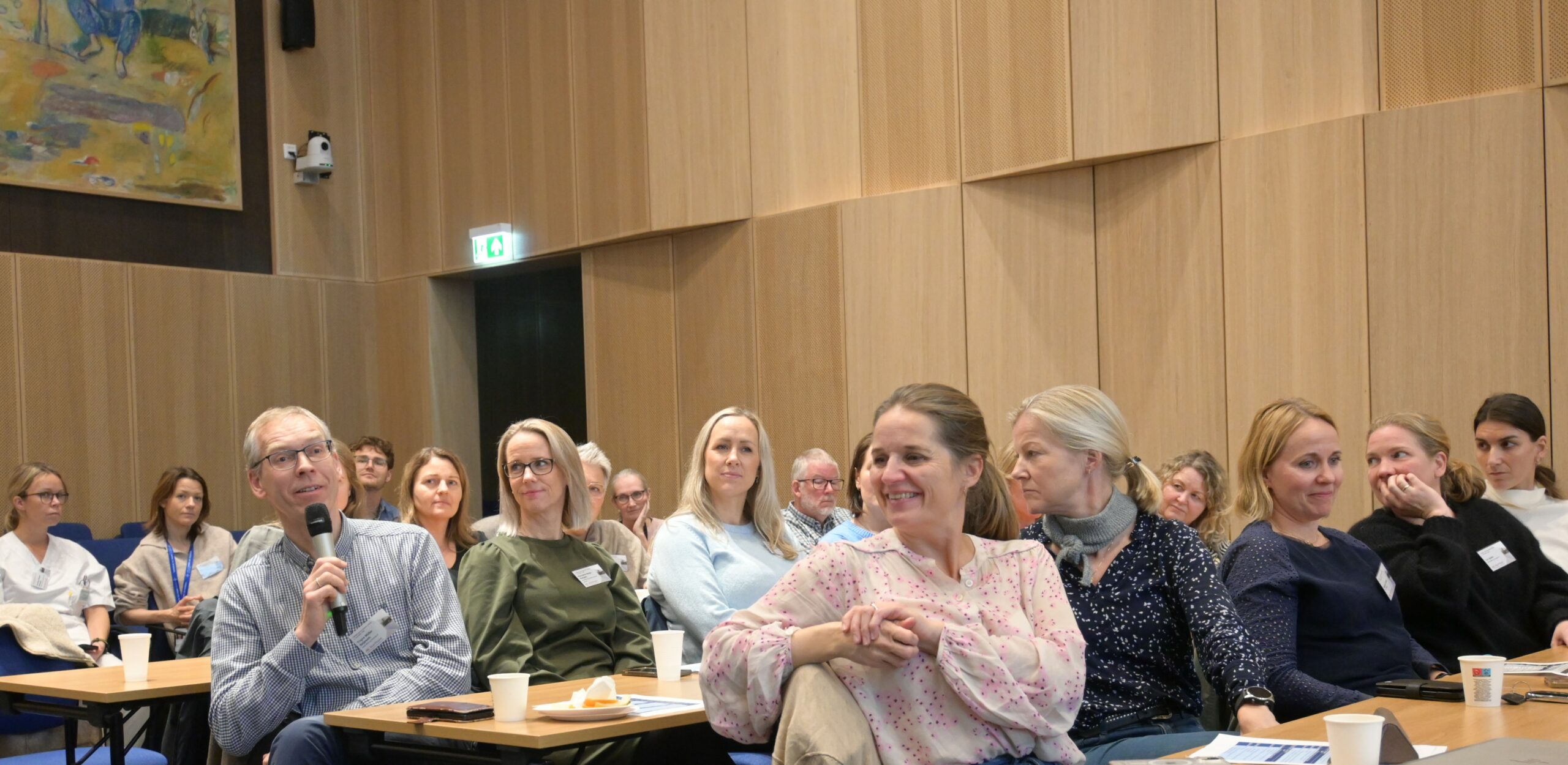 En gruppe kvinner som satt ved bord