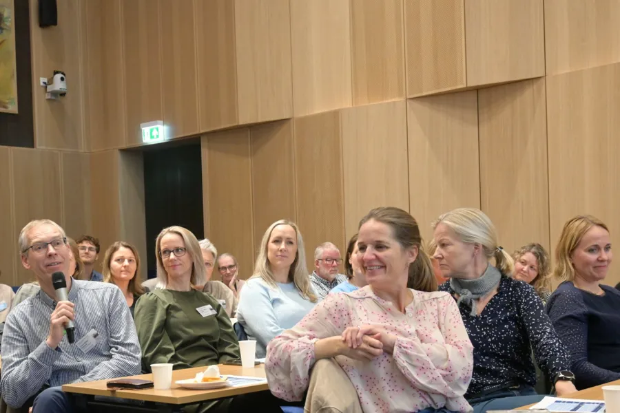En gruppe kvinner som satt ved bord