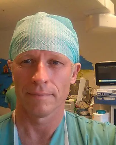 En mann iført operasjonslue