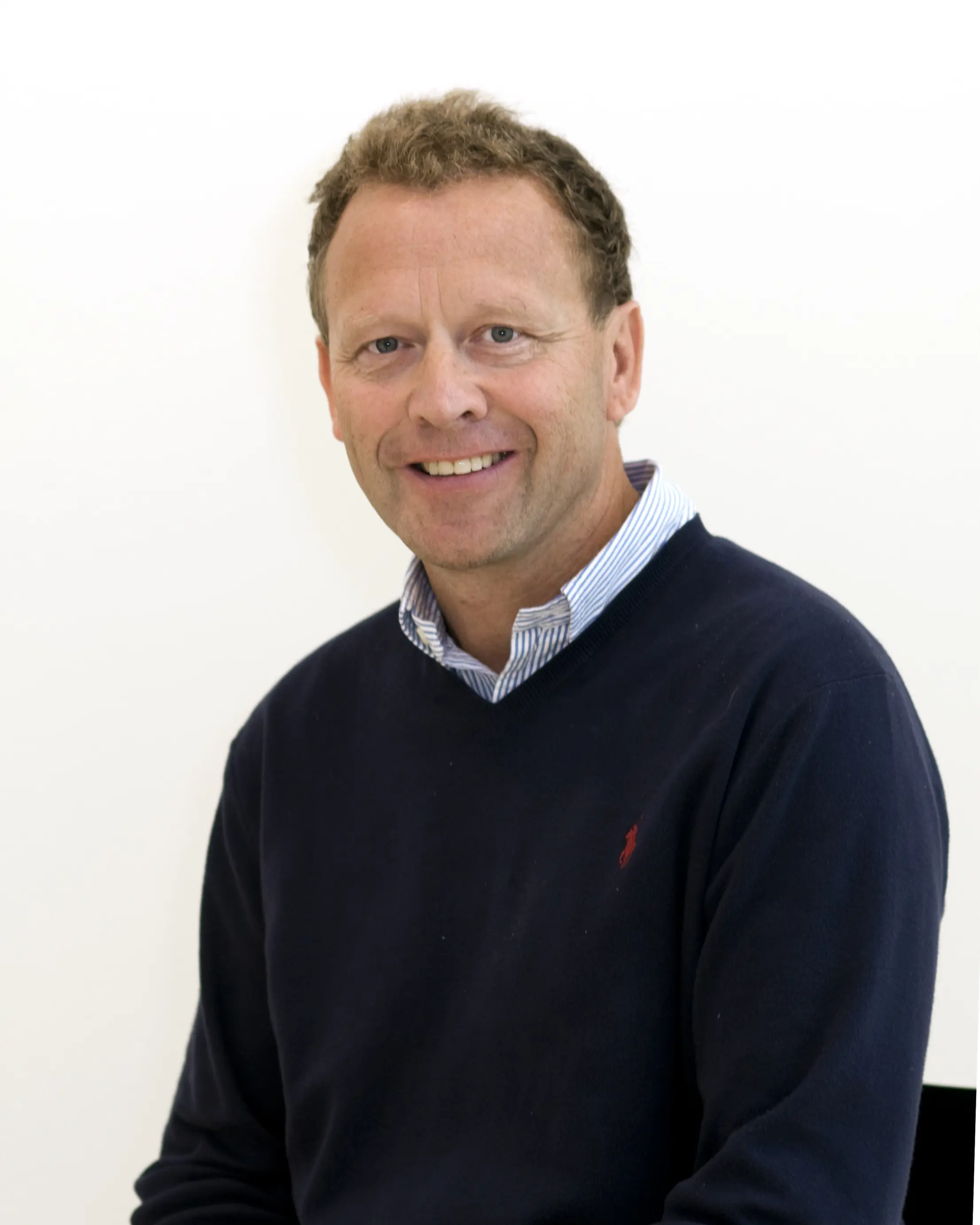 En mann i svart skjorte