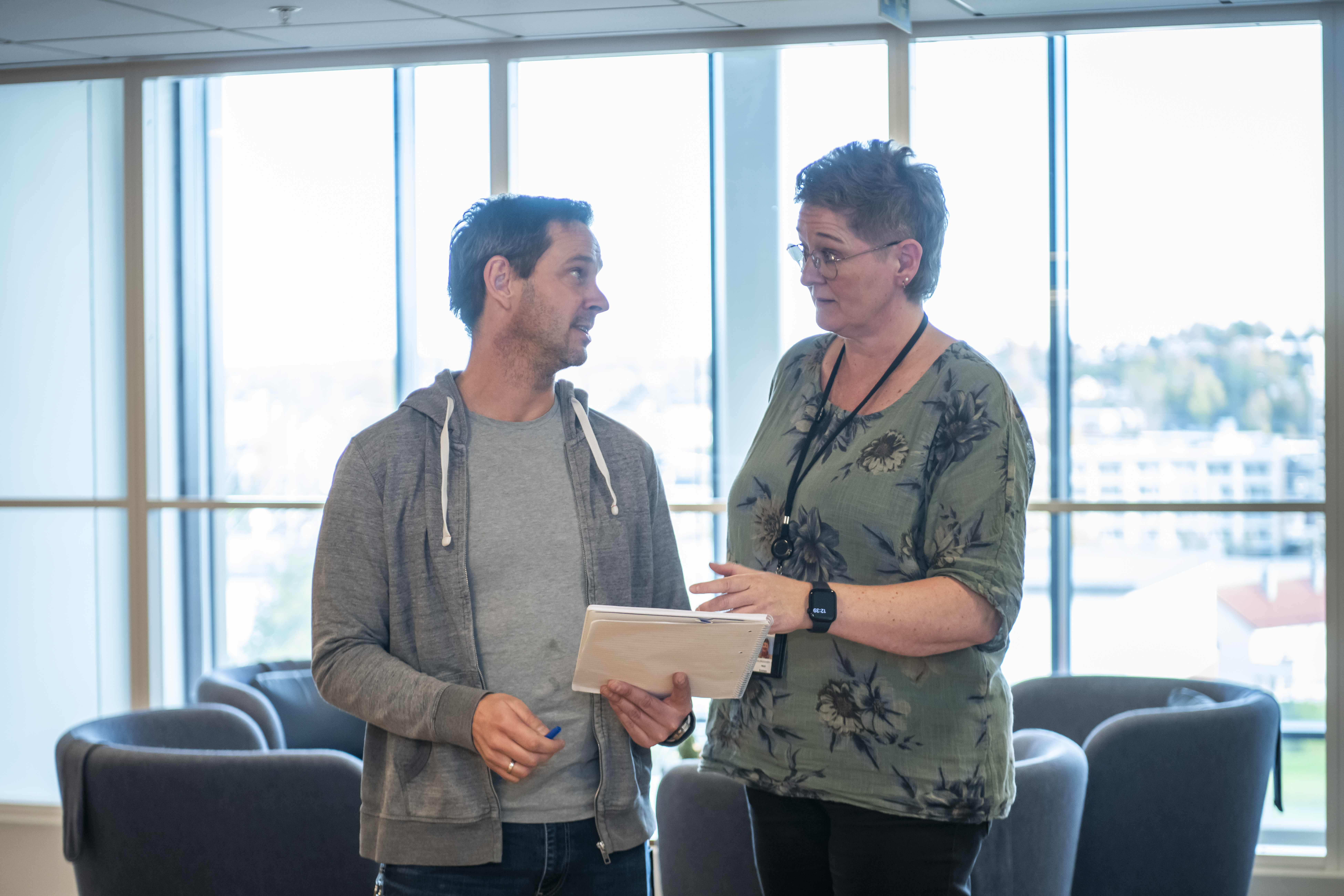 Behandler og pasient i samtale