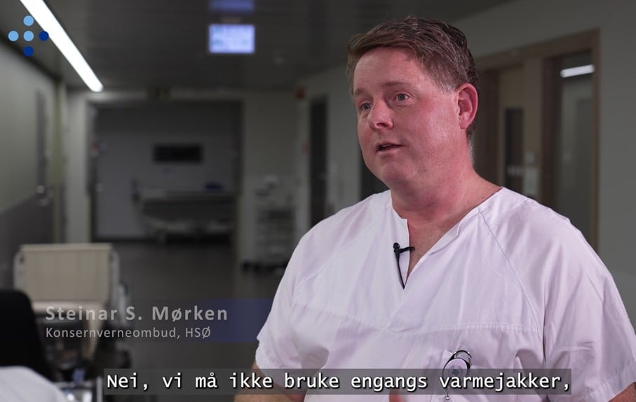 En mann i hvit skjorte