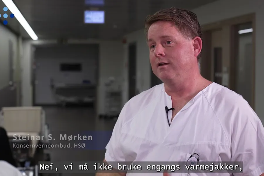 En mann i hvit skjorte