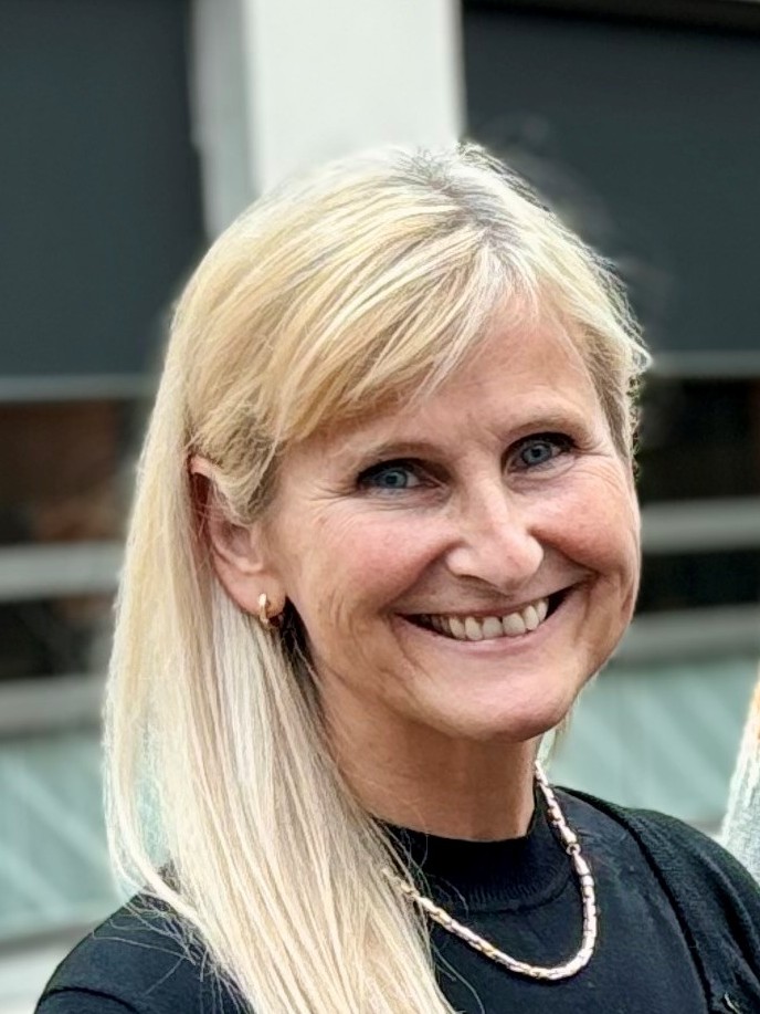 Et nærbilde av en kvinne som smiler