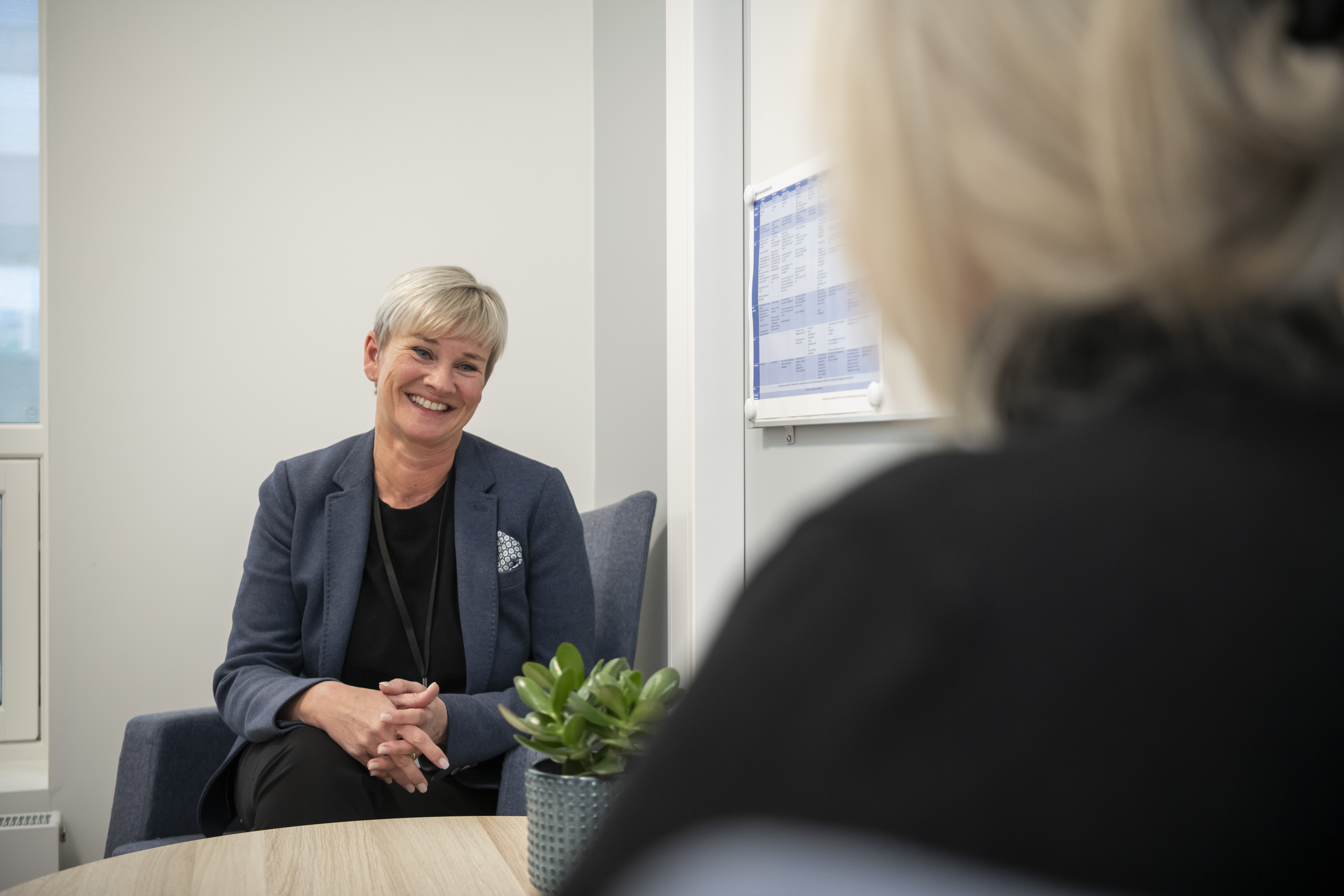 Kvinnelig terapeut snakker med anonym pasient