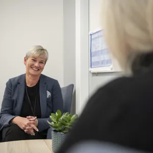 Kvinnelig terapeut snakker med anonym pasient