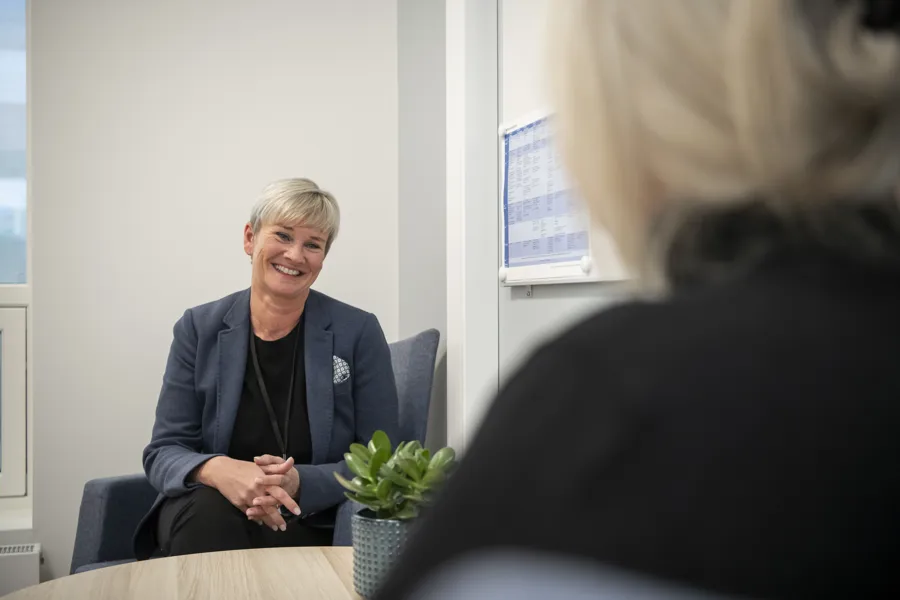 Kvinnelig terapeut snakker med anonym pasient